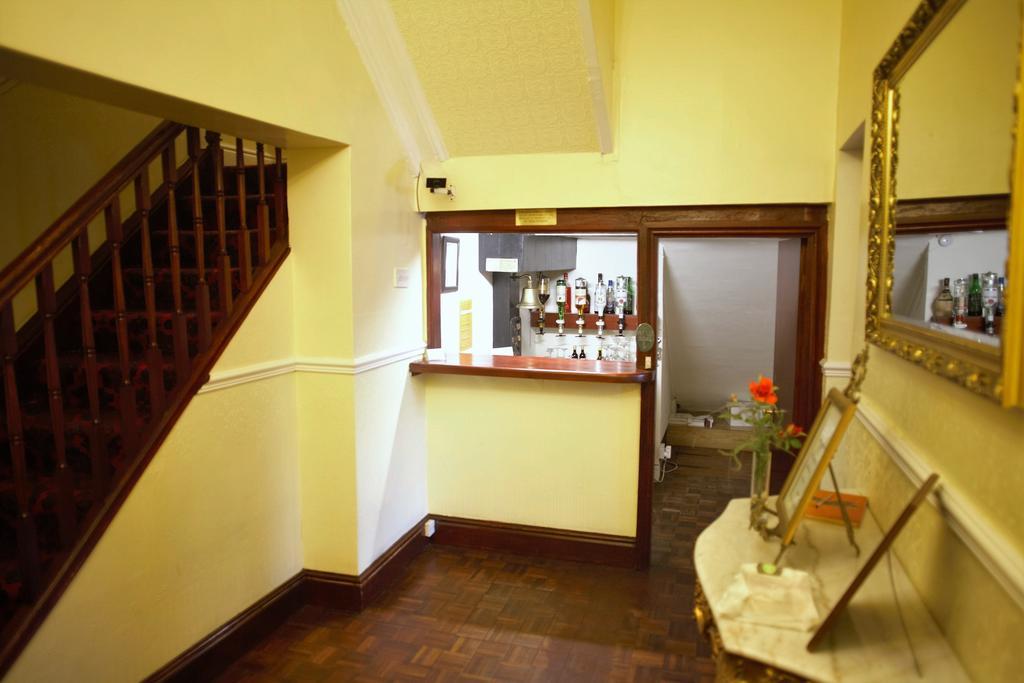 Hamilton Court Hotel Честер Экстерьер фото