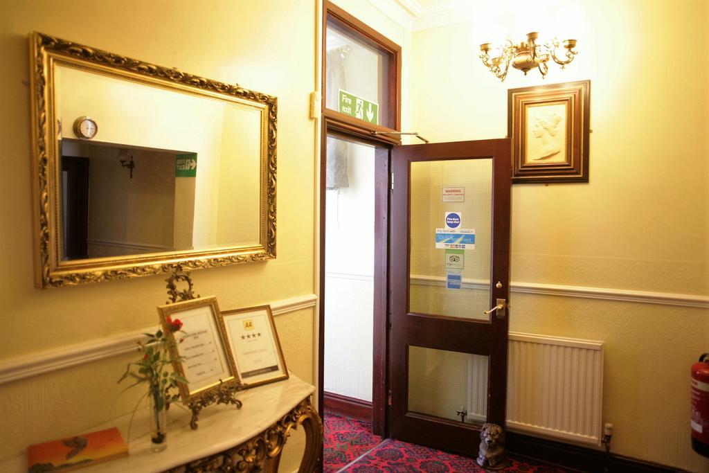 Hamilton Court Hotel Честер Экстерьер фото