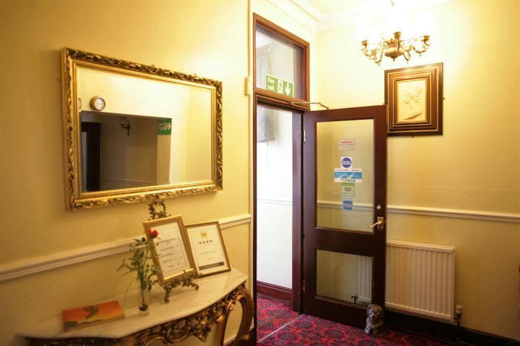 Hamilton Court Hotel Честер Экстерьер фото